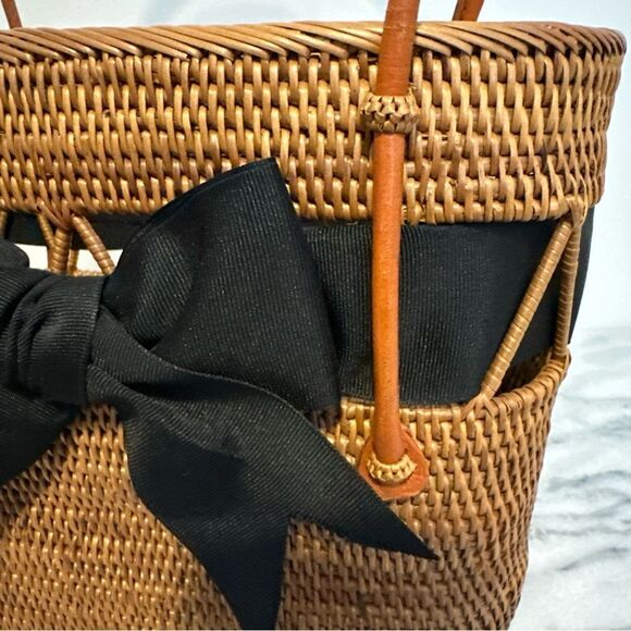 Elegant Queen BEA Tan Woven Bag with Black Bow leather handles - Picture 11 of 15